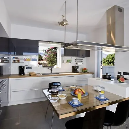 Villa Beachfront Thesseus